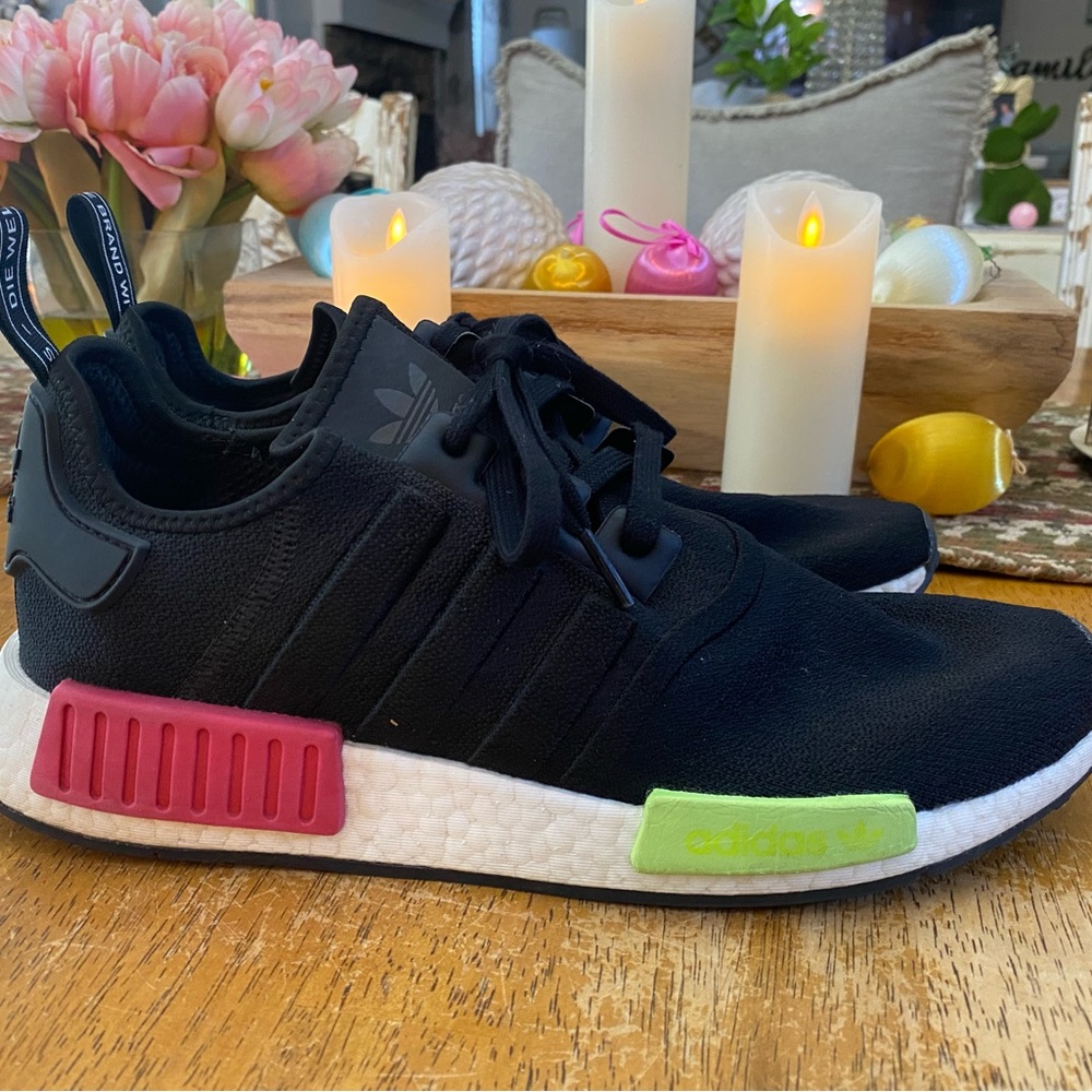 Adidas  NMD_R1 'Black Pink Solar' sneaker (model EE5100)